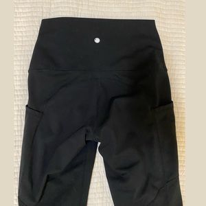 Women’s Yogalicious medium all black leggings with side pockets.